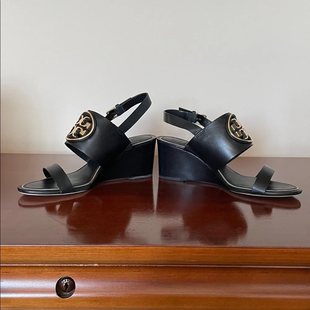 Tory Burch Perfect Black/Gold Metal Miller 65mm Wedge Veg Leather Sandal 8 NIB